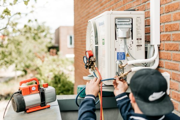 Man installeert airconditioning